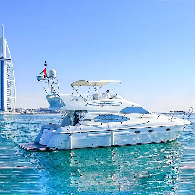 balade en bateau dubaï : activité incontournable